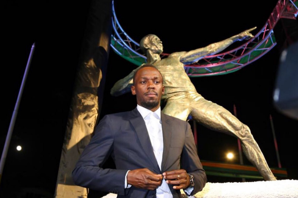 Bolt má na Jamajce sochu