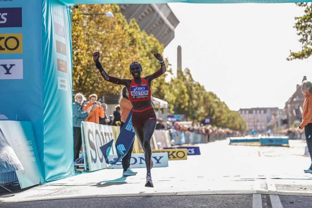 Agnes Ngetich pokořila na půlmaratonu světový rekord, Andreas Almgren evropský