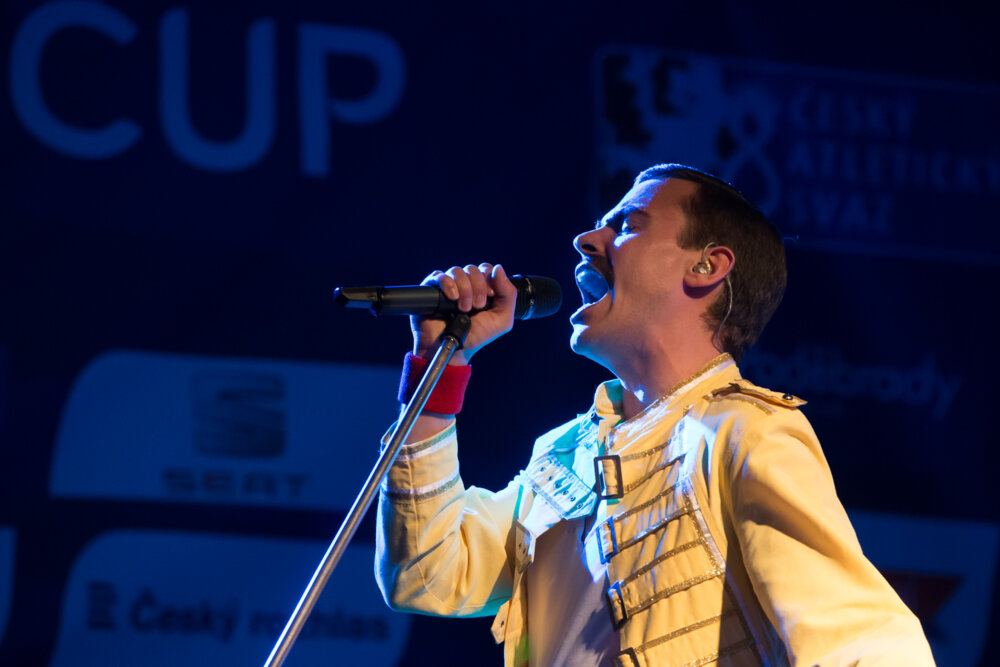 Zahájení přihlížel král Jiří, zazpíval i Freddie