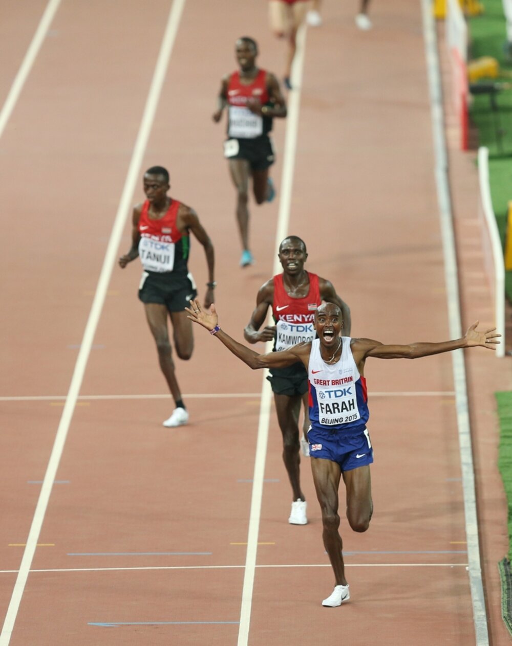 Oba tyčkaři do finále, Farah obhájil na desítce