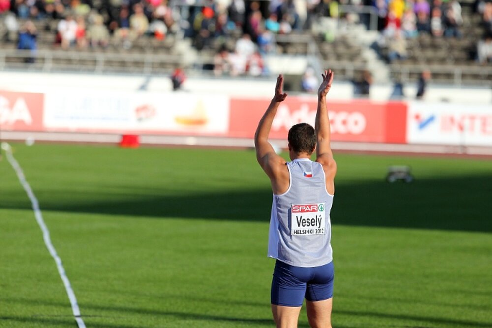 Ptáčníková a Veselý ve hře o atleta června