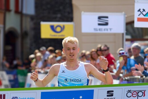 Hrochová zpět na půlmaratonském trůnu, premiéra Marčíka