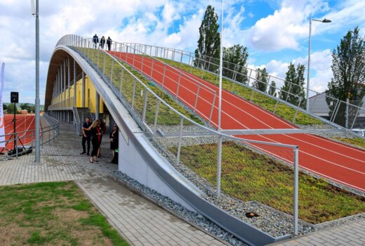 Unikát v Plzni: Atleti mají novou tribunu s náběhovým kopcem na střeše