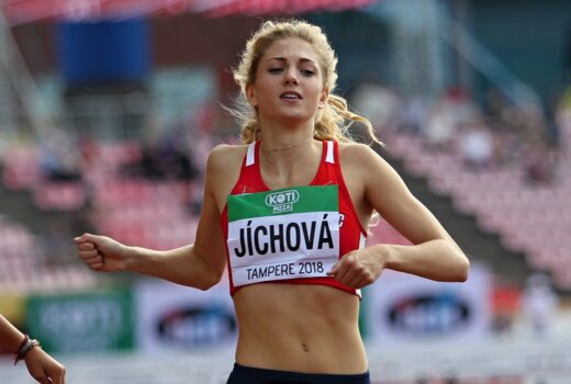 Jíchová do semifinále, Novotná průběžně 14.