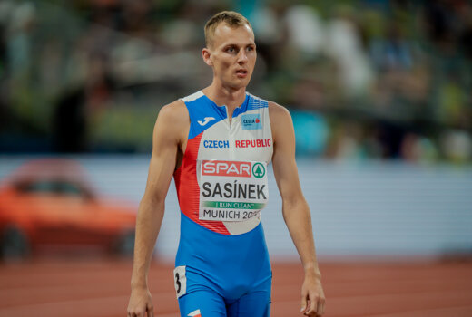 Sasínek jde pod křídla Holuba