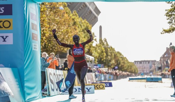 Agnes Ngetich pokořila na půlmaratonu světový rekord, Andreas Almgren evropský