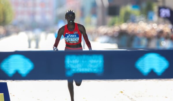 Agnes Ngetich pokořila na půlmaratonu světový rekord, Andreas Almgren evropský