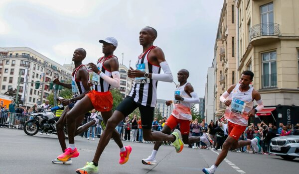 Na maratonu v Londýně padla hranice dvou hodin