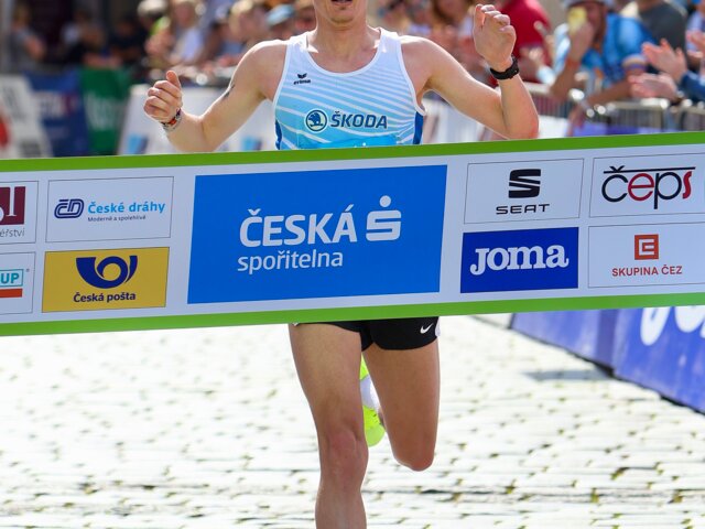 Vladimír Marčík si dobíhá pro svůj první půlmaratonský titul